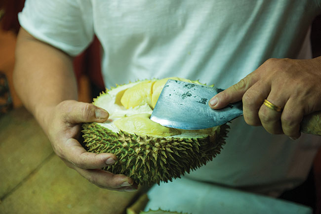 Narodowy owoc Malezji – durian. Nieprawdopodobnie cuchnca rolina o smaku banana z cebul. Mniej wyzwanie dla fotografa, bardziej dla naszego smaku. Malezyjczycy go ubóstwiaj. Nikon D700 + Nikkor 24–70 mm f/2,8; par. eksp.: 1/350 s; ISO 2000; f/3,3; f=70 mm.
