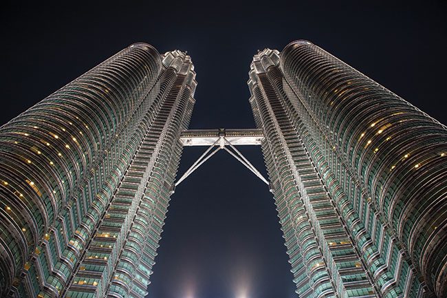 Petronas Towers, 452-metrowe wiee i symbol Kuala Lumpur. Budynek jest gigantyczny, a miejsc, skd mona im zrobi zdjcie jest niewiele. Bez obiektywu typu shift nie ma rady – wiee zawsze bd si „wali” w perspektywie. Z shiftem zreszt nie bdzie duo lepiej. Nikon D700 + Nikkor 24–70 mm f/2,8; par. eksp.: 1/45 s;ISO 1600; f/4,8; f=24 mm.