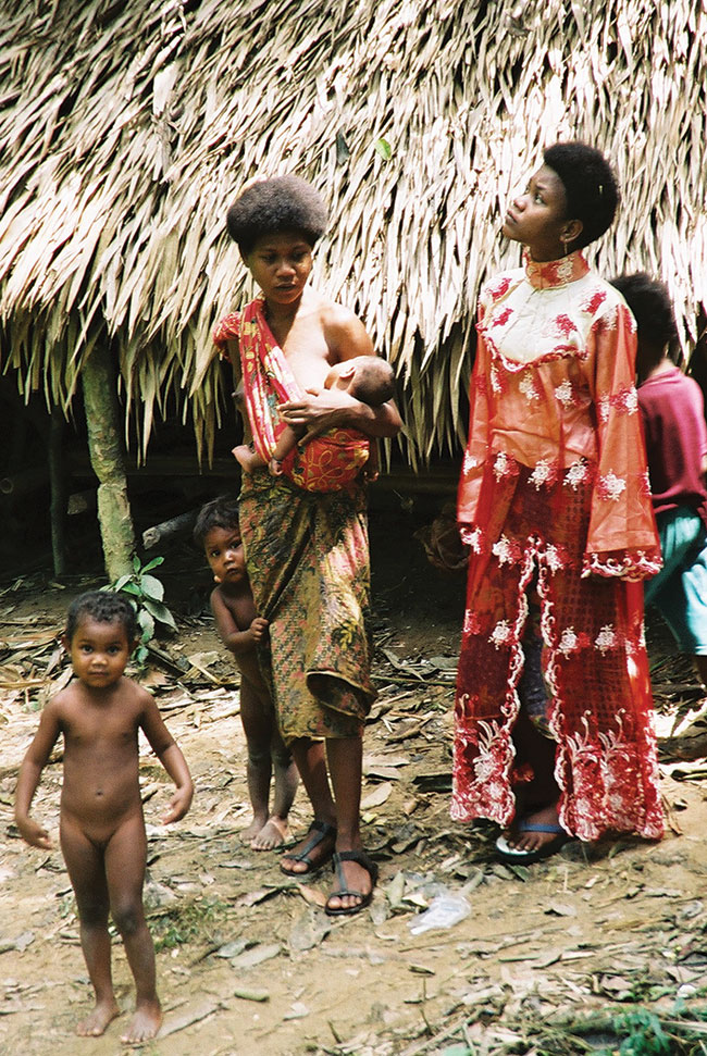 W lasach deszczowych wci mona znale osady Orang Asli, nomadów dungli, którzy wiadomie decyduj si na ycie poza cywilizacj. Kontakt z nimi wymaga jednak wiedzy o ich kulturze oraz – koniecznie – tumacza; Nikon F80 + Nikkor 28–80 mm f/3,5–5,6.