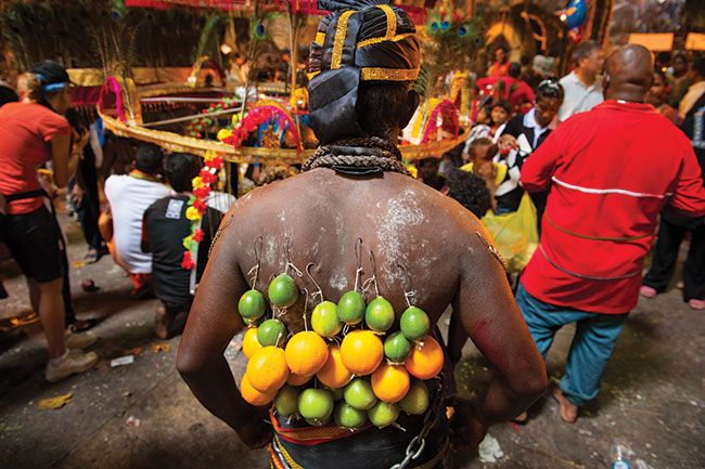 Jednym z najbardziej fascynujcych festiwali religijnych w Malezji jest hinduski Thaipusam, obchodzony w styczniu. To masowa procesja z darami i pokazami samoumartwienia. Trans, ruch, kolory i taniec. Niestety – w jaskiniach Batu jest bardzo ciemno i nie jest dobrze widziane uywanie lamp. Bez jasnego obiektywu oraz aparatu, który dobrze sobie radzi przy wysokim ISO (3200+) zdjcia s praktycznie niemoliwe.