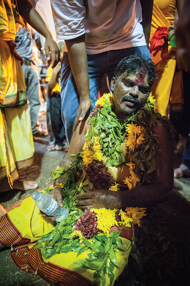 Jednym z najbardziej fascynujcych festiwali religijnych w Malezji jest hinduski Thaipusam, obchodzony w styczniu. To masowa procesja z darami i pokazami samoumartwienia. Trans, ruch, kolory i taniec. Niestety – w jaskiniach Batu jest bardzo ciemno i nie jest dobrze widziane uywanie lamp. Bez jasnego obiektywu oraz aparatu, który dobrze sobie radzi przy wysokim ISO (3200+) zdjcia s praktycznie niemoliwe.