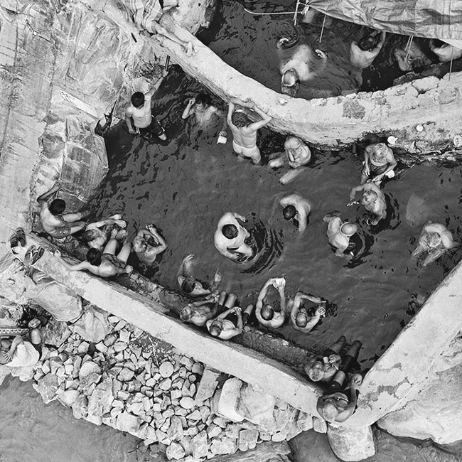 Okolice Tatopani (t�um. Gor�ce �r&oacute;d�a). Po wyj�ciu z&nbsp;gor�cej wody m�czy�ni owijali si� w&nbsp;folie tworz�c namiastk� sauny (tytu�: &bdquo;28 m�czyzn&rdquo;).