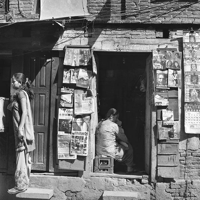 Wdrówka zatoczonymi ulicami do ttnicego serca miasta – Durbar Square dostarcza niezapomnianych wrae. Kiosk z pras na starówce stolicy Nepalu Katmandu (tytu: „Kiosk”).