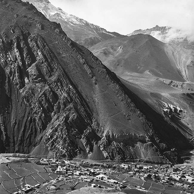 Wioska Kagbeni u&nbsp;podn&oacute;�a ska� masywu o�miotysi�cznika Dhaulagir (tytu�: &bdquo;Skala&rdquo;).