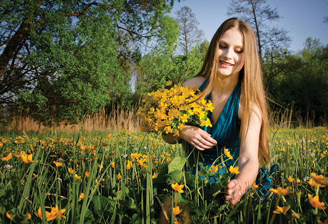 „Majówka” – Artur Gdek. Zdjcie powstao na ce niedaleko mojego miejsca zamieszkania, modelka o imieniu Magorzata zostaa uchwycona w momencie kolekcjonowania bukietu z kaczeców. Zdjcie zostao odrobin nasycone zielonym oraz ótym kolorem. Dodano lekk winiet.