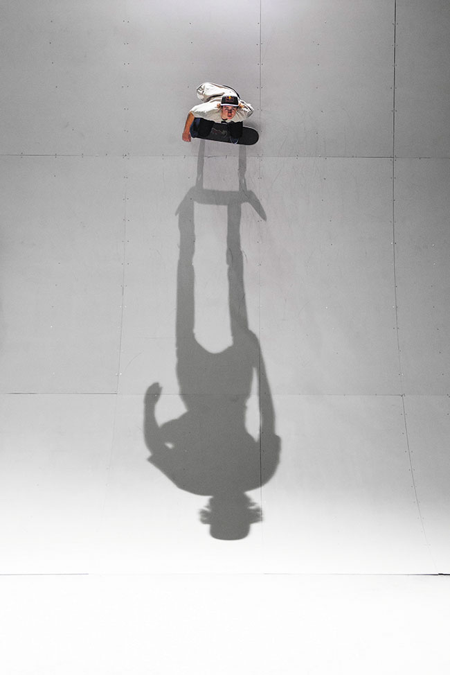 Fotograf:&nbsp;Jaanus Ree. Sportowiec: Gard Hvaara. Miejsce: Tallinn, Estonia. Wyr&oacute;�nienie w&nbsp;kategorii &bdquo;New Creativity&rdquo;. Sprz�t: Nikon D3S z&nbsp;obiektywem 24&ndash;70&nbsp;mm f/2,8 oraz lampy b�yskowe Nikona. Parametry: ISO&nbsp;1000; f/7,1; 1/250&nbsp;s. Zdj�cie zarejestrowane podczas zawod&oacute;w Simple Session. Jedn� lamp� zamontowano na&nbsp;g&oacute;rze, a&nbsp;drug� do�wietlano kadr z&nbsp;przodu.