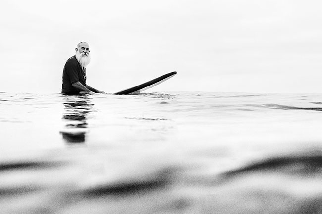 Fotograf:&nbsp;Jussi Grznar. Sportowiec: Jeff Croker. Miejsce: Sussex Inlet, Australia. Wyr&oacute;�nienie w&nbsp;kategorii &bdquo;Lifestyle&rdquo;. Sprz�t: Canon EOS 1D Mark IV z&nbsp;obiektywem EF 17&ndash;40&nbsp;mm f/4L USM. Parametry: ISO&nbsp;500; f/10; 1/2000&nbsp;s. Jeff Croker, �yj�c w&nbsp;Australii ca�e �ycie, po&nbsp;raz pierwszy zobaczy� ocean w&nbsp;wieku 20 lat. Nast�pnego dnia przeprowadzi� si� w&nbsp;pobli�e pla�y i&nbsp;�yje tam do&nbsp;dzisiaj.