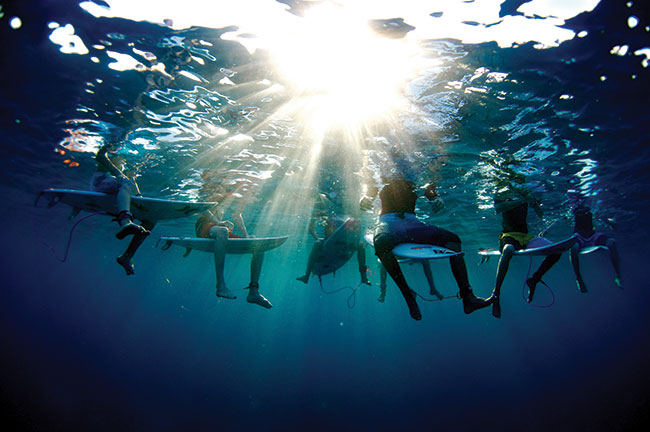 Fotograf:&nbsp;Morgan Maassen. Sportowcy: Jake Marshall, Taylor Clark, Frankie Harrer, Colt Ward, Thelen Whorrell, Nolan Rapoza i&nbsp;Dryden Brown. Miejsce: Tavarua, Fid�i. 1.&nbsp;miejsce w&nbsp;kategorii &bdquo;Lifestyle&rdquo;. Sprz�t: Nikon D700 z&nbsp;obiektywem Nikon 16&nbsp;mm f/2,8 Fisheye. Parametry: ISO&nbsp;250; f/5,6; 1/500&nbsp;s. Zdj�cie wygra�o g�osami sportowc&oacute;w.