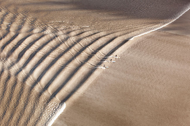 Fotograf:&nbsp;Scott Dickerson Sportowcy: Mike McCune, Eric Newbury i&nbsp;Dave Calkins. Miejsce: Turnagain Arm, Alaska, United States. Wyr&oacute;�nienie w&nbsp;kategorii &bdquo;Playground&rdquo;. Sprz�t: Canon EOS 5D Mark II z&nbsp;obiektywem EF 70&ndash;200&nbsp;mm f/2,8L IS USM. Parametry: ISO&nbsp;500; f/7,1; 1/400&nbsp;s. Zdj�cie wykonane z&nbsp;paralotni.