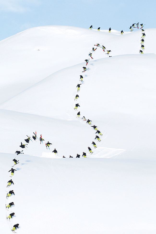 Fotograf:&nbsp;Dan Carr. Sportowiec: Sammy Carlson. Miejsce: Whistler, Kanada. Wyr&oacute;�nienie w&nbsp;kategorii &bdquo;Sequence&rdquo;. Sprz�t: Canon EOS 1D Mark IV z&nbsp;obiektywem EF 70-300&nbsp;mm f/4&ndash;5,6L IS USM. Parametry: ISO&nbsp;1000; f/8; 1/1250&nbsp;s. Sammy Carlson &ndash; zdobywca z�otego medalu na&nbsp;konkurcie X-Games Slopestyle &ndash; to jedyny narciarz na&nbsp;�wiecie, kt&oacute;ry wykona� switch triple rodeo 1260, czyli potr&oacute;jn� wersj� tego triku, kt&oacute;ry wykonuje na&nbsp;zdj�ciu jako ostatni. Nagrodzon� sekwencj� wykonano przy pierwszym podej�ciu bez powt&oacute;rek. W&nbsp;celu zarejestrowania jak najd�u�szej serii Dan Carr wykonywa� zdj�cia w&nbsp;formacie JPEG i&nbsp;puszcza� spust migawki, kiedy Sammy chowa� si� za&nbsp;wzniesieniami. 