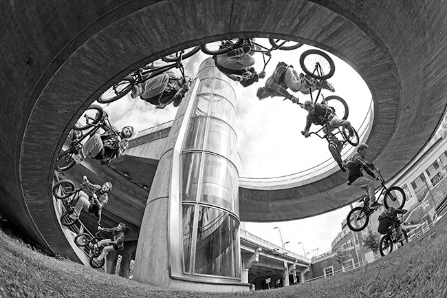 Fotograf:&nbsp;Vince Perraud. Sportowiec: Luc Legrand. Miejsce: Bilbao, Hiszpania. Wyr&oacute;�nienie w&nbsp;kategorii &bdquo;Sequence&rdquo;. Sprz�t: Canon EOS 5D Mark II z&nbsp;obiektywem EF 15&nbsp;mm f/2,8 Fisheye. Parametry: ISO&nbsp;800; f/6,3; 1/1250&nbsp;s. Zdj�cie wykonano jako ilustracj� do&nbsp;artyku�u w&nbsp;magazynie The Albion.
