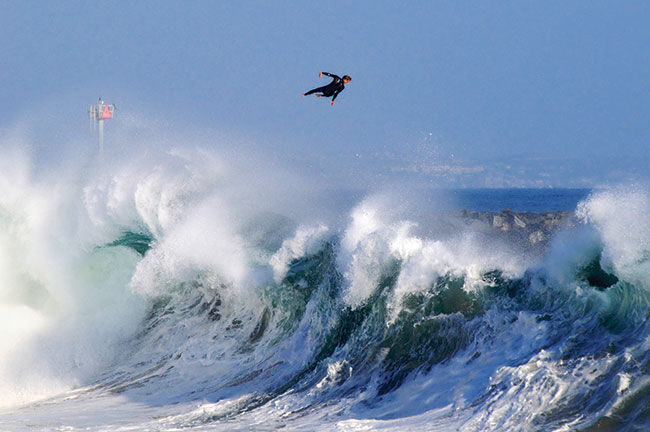 Fotograf:&nbsp;Benjamin Ginsberg. Sportowiec: Bobby Okvist. Miejsce: The Wedge, Newport Beach, Kalifornia, USA. Wyr&oacute;�nienie w&nbsp;kategorii &bdquo;Wings&rdquo;. Sprz�t: Nikon D300 z&nbsp;obiektywem Nikkor 70&ndash;200&nbsp;mm f/2,8G IF-ED. Parametry: ISO&nbsp;400; f/9; 1/1250&nbsp;s. Benjamin (fotograf) i&nbsp;Bobby (surfer) mieli prosty plan: chcieli upolowa� jak najwi�ksz� fal�. Okaza�o si� jednak, �e&nbsp;pokona�a ona Bobby&rsquo;ego wyrzucaj�c go w&nbsp;powietrze. Po wszystkim, ogl�daj�c zdj�cie, sam sportowiec by� zaskoczony, jak wysoko wylecia� w&nbsp;powietrze.