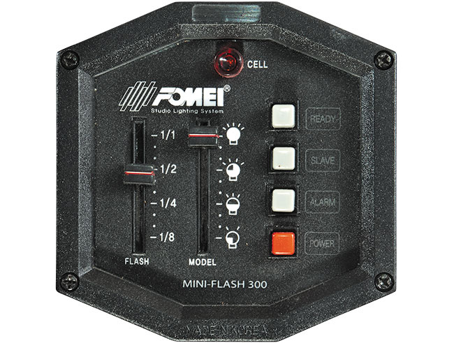 Pulpit sterujcy lampy Mini Flash 300. Po lewej stronie suwaki ustawienia poziomu energii bysku i mocy lampy modelujcej, po prawej przyciski funkcyjne.