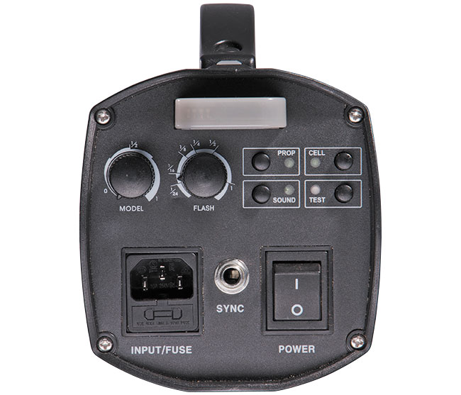 Pulpit sterujcy lampy Digtalis 600. Po lewej u góry stronie pokrta ustawienia mocy lampy modelujcej i poziomu energii bysku, po prawej przyciski funkcyjne, porodku u góry umieszczony jest odbiornik radiowego wyzwalania (wyposaenie standardowe).