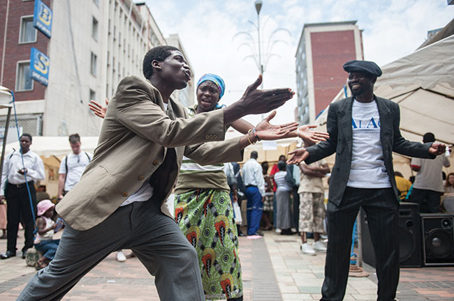 W ostrym s�o�cu du�� trudno�� sprawia poprawne na�wietlenie zdj�� czarnosk&oacute;rych Zimbabwe�czyk&oacute;w &ndash; ich twarze zlewaj� si� w&nbsp;ciemne plamy. Na portrety warto przeznaczy� pochmurny dzie� lub walczy� ze&nbsp;sztucznym do�wietleniem. Na szcz�cie otwarto�� mieszka�c&oacute;w Zimbabwe i&nbsp;ich towarzysko�� pozwala wykona� sporo pr&oacute;b.