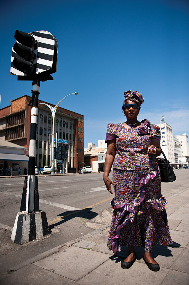 W ostrym s�o�cu du�� trudno�� sprawia poprawne na�wietlenie zdj�� czarnosk&oacute;rych Zimbabwe�czyk&oacute;w &ndash; ich twarze zlewaj� si� w&nbsp;ciemne plamy. Na portrety warto przeznaczy� pochmurny dzie� lub walczy� ze&nbsp;sztucznym do�wietleniem. Na szcz�cie otwarto�� mieszka�c&oacute;w Zimbabwe i&nbsp;ich towarzysko�� pozwala wykona� sporo pr&oacute;b.