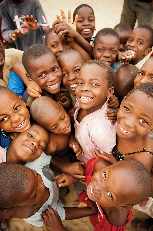 W ostrym s�o�cu du�� trudno�� sprawia poprawne na�wietlenie zdj�� czarnosk&oacute;rych Zimbabwe�czyk&oacute;w &ndash; ich twarze zlewaj� si� w&nbsp;ciemne plamy. Na portrety warto przeznaczy� pochmurny dzie� lub walczy� ze&nbsp;sztucznym do�wietleniem. Na szcz�cie otwarto�� mieszka�c&oacute;w Zimbabwe i&nbsp;ich towarzysko�� pozwala wykona� sporo pr&oacute;b.