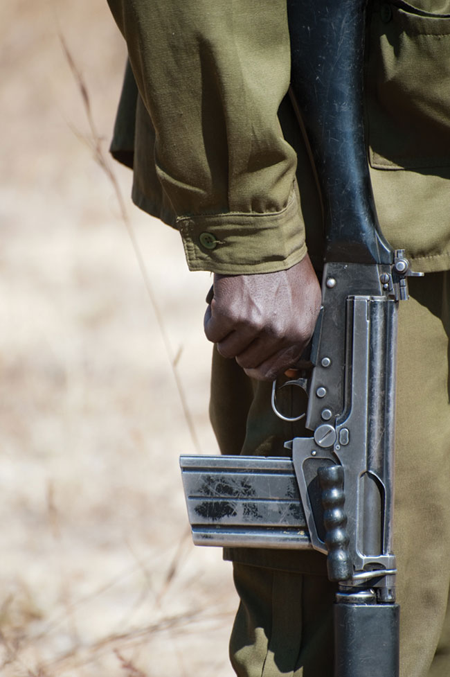 &bdquo;Bro� to cz�sty widok w&nbsp;Zimbabwe. Do obrony przed k�usownikami, na&nbsp;hieny, na&nbsp;lwy. Mowa o&nbsp;broni szturmowej. Popularne s� AK-47, 303 i&nbsp;FN FAL-e