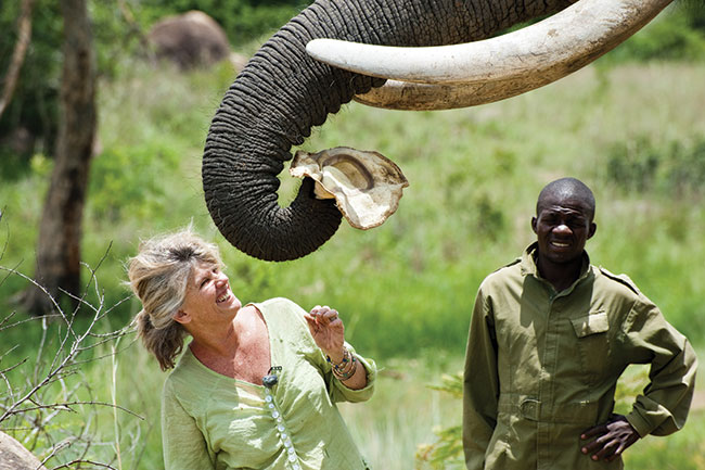 W mniejszych parkach warto zaprzyja�ni� si� z&nbsp;w�a�cicielami, a&nbsp;zw�aszcza pom&oacute;c im w&nbsp;codziennej pracy. Ich obecno�� umo�liwia podej�cie do&nbsp;zwierz�t na&nbsp;wyci�gni�cie r�ki. Rzadka okazja.