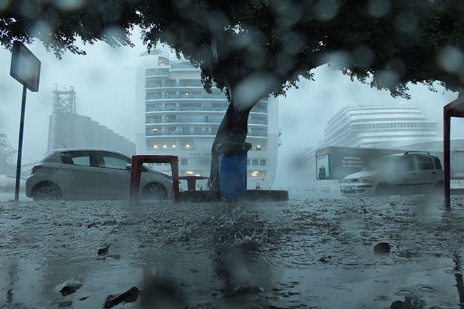 Na Sycylii, kiedy ju pada, to pada, woda leje si tam strumieniami. Mimo, i byem totalnie przemoczony, Fujifilm HS35 nie odmówi posuszestwa; par. eksp.: 1/140 s; ISO 400; f/2,8; f=24 mm.