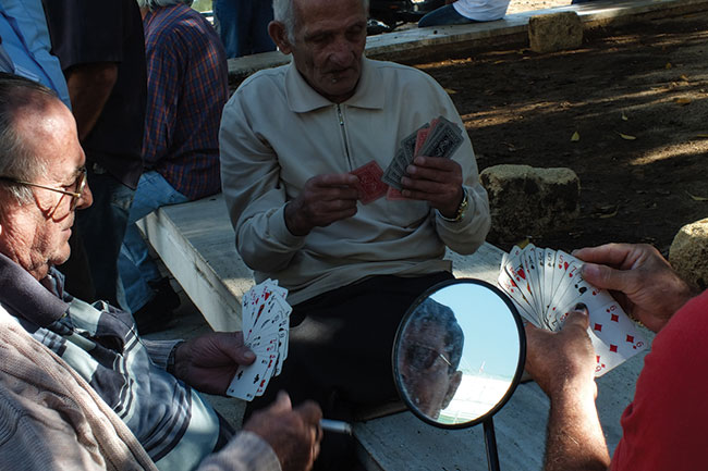 Zgodnie z poudniowym zwyczajem, mczyni i kobiety spdzaj na Sycylii czas osobno. Oprócz rozmów o ukochanej pice nonej panowie uwielbiaj gry w karty; par. eksp.: 1/100 s; ISO 100; f/5,6; f=58 mm.