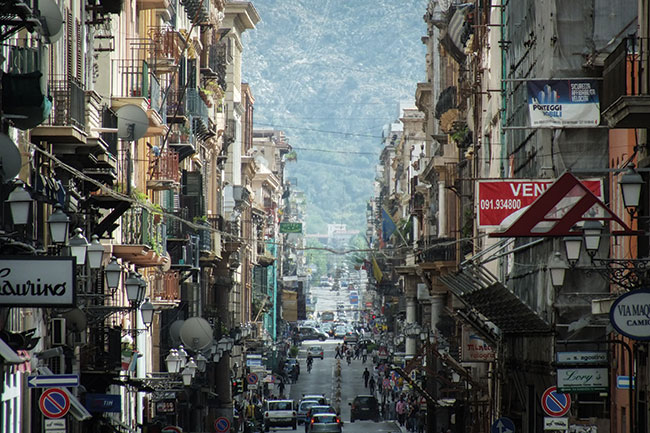 Niekoczca si Via Maqueda w Palermo, za spraw ogromnej ogniskowej 720 mm skurczya si do rozmiaru maej uliczki; par. eksp.: 1/400 s; ISO 200; f/5,6; f=720 mm.