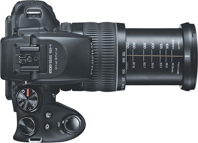 Na obiektywie Fujifilm HS35EXR umieszczono faktyczn liczb ogniskowej oraz obok ekwiwalent dla „penej klatki”. W podpisach do zdj posugujemy t drug wartoci.