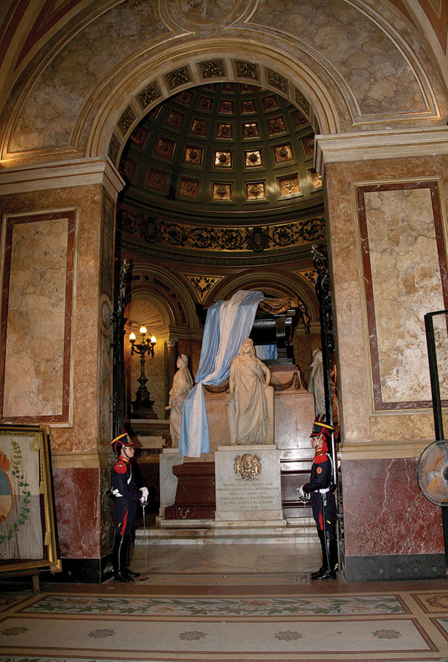 Buenos Aires - Catedral Metropolitana. Na górze:  grobowiec Jose Francisco de San Martin 