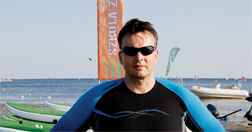 Zdjcie  wykonano w Jastarni na terenie szkoy windsurfingu prowadzonej przez „Szko Zdrowia”, gdzie w lecie odbywaj si regaty sponsorowane m.in. przez firm Fujifilm. Zdjcie wykonano Canonem EOS 70D uzbrojonym w obiektyw Tamrona 16-300 mm, który otrzyma nagrod EISA 2014/2015. fot.: Marzena Patrycy 