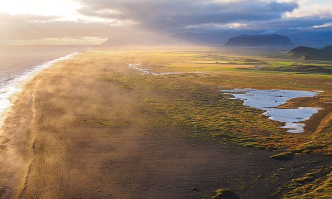 Dyrholaey – Parujca plaa o zachodzie soca, Islandia. Olympus E-M5 + Leica 25 mm f/1,4. Par. eksp.: 1/640 s; ISO 200; f/5; f=25 mm