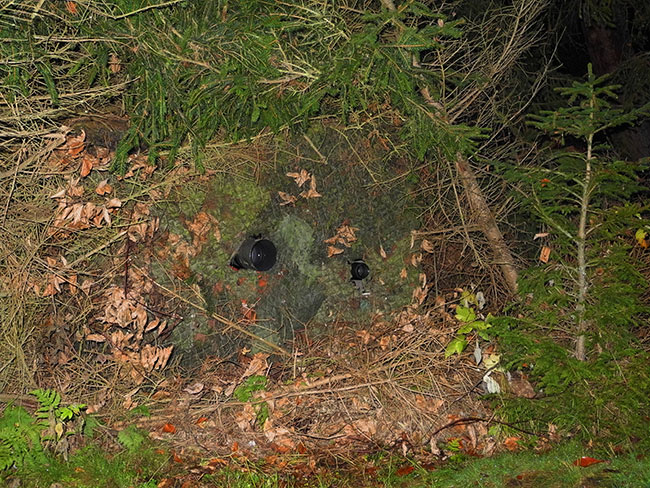 Czoo zamaskowanej czatowni i widok na zamontowane w rodku aparaty.