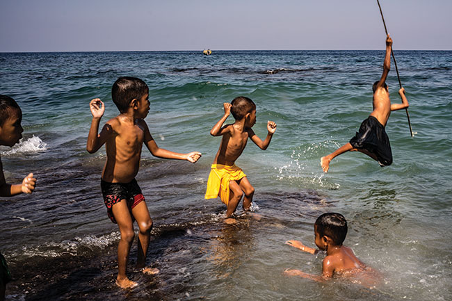 Większość mieszkańców indonezyjskiej wyspy Lembata żyje do dzisiaj z połowu ryb. Dzieciaki od najmłodszych lat  przyglądając  się dorosłym, naśladują ich, ucząc się w ten sposób wszystkich rytuałów związanych z zawodem ojców.
