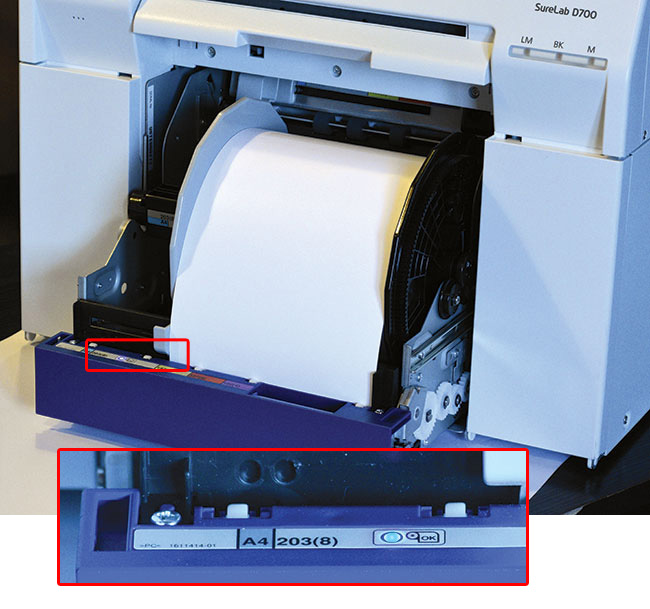 W procesie zaadunku papieru wan rol odgrywa niebieska dioda, która zapala si w momencie w którym adowany papier osignie startowe pooenie. 
