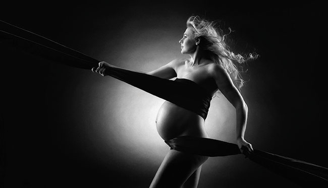 Marta, wrzesie� 2016, 5-godzinna sesja ci��owa, 11 zdj��, Hasselblad H5D40 + 50&ndash;110&nbsp;mm. Par. eksp.: 85 mm, ISO 100, 1/200s, f/11; 4 lampy b�yskowe Hensel (2 softboxy 40&times;180 cm, 2 z&nbsp;soczewkami fresnela + wrota).