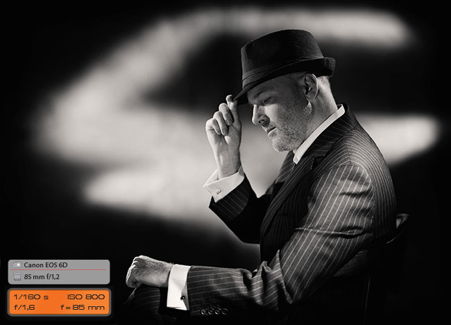 Martin Hugh&nbsp;Henley, kwiecie� 2015, 3-godzinna sesja portretowa, 4 zdj�cia. Do sesji u�yto 9 lamp �wiat�a ci�g�ego (6&nbsp;lamp Dedolight 150&nbsp;W, 3 lampy Hensel Starspot 3000 z&nbsp;soczewkami fresnela i&nbsp;pilotami 650&nbsp;W + wrota).