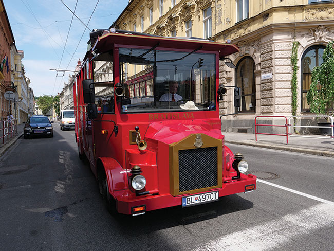 Zamocowany ekran na przegubie ułatwia fotografowanie z poziomu kolan bez konieczności klękania przed motywem zdjęciowym. Zamocowany ekran na przegubie ułatwia fotografowanie z poziomu kolan bez konieczności klękania przed motywem zdjęciowym.