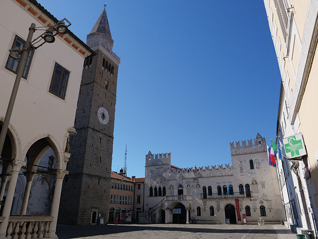 12 mm przydaje się przy fotografowaniu „wakacyjnej” architektury. Na zdjęciu rynek miejscowości Koper w Słowenii. 12 mm przydaje się przy fotografowaniu „wakacyjnej” architektury. Na zdjęciu rynek miejscowości Koper w Słowenii.