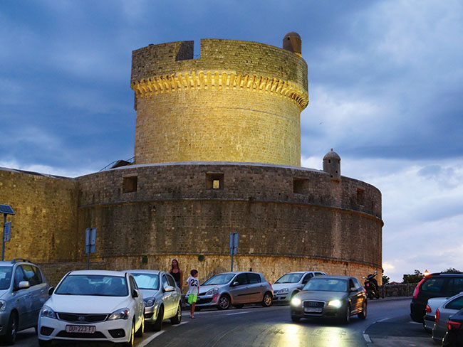 Dubrownik wieczorową porą można było uwiecznić fotografując „z ręki” przy ISO 1600. Dubrownik wieczorową porą można było uwiecznić fotografując „z ręki” przy ISO 1600.