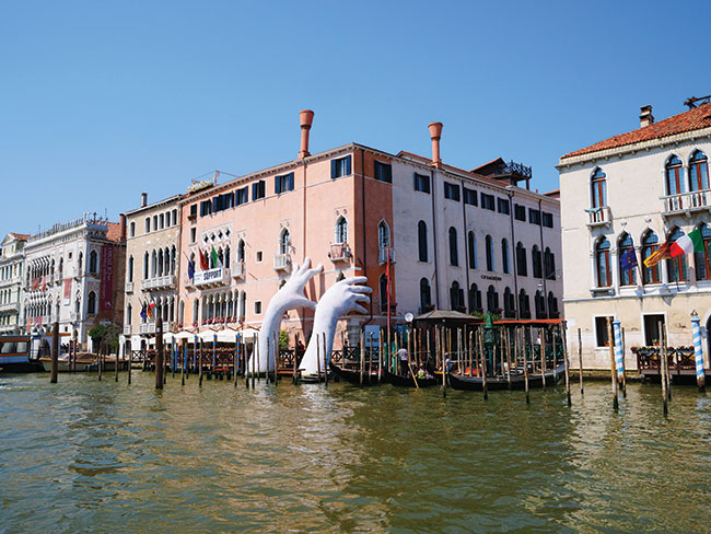 Ręce podtrzymujące budynki weneckie. Ręce podtrzymujące budynki weneckie.