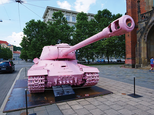 Różowy czołg w Brnie przypomina o wycofaniu wojsk radzieckich z Czech. Różowy czołg w Brnie przypomina o wycofaniu wojsk radzieckich z Czech.