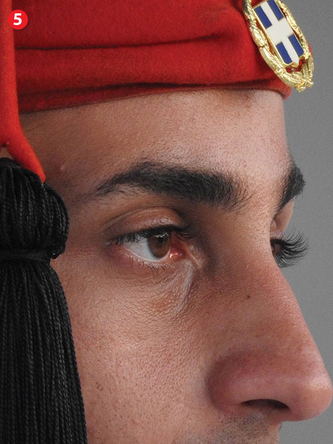 Zajrze greckiemu onierzowi woczy bez koniecznoci zbliania si doniego – bezcenne. Ateny, jeden zonierzy podczas uroczystej warty przed parlamentem. Par. eksp.: 1/80 s; ISO 800; f/6,5; f=2000mm