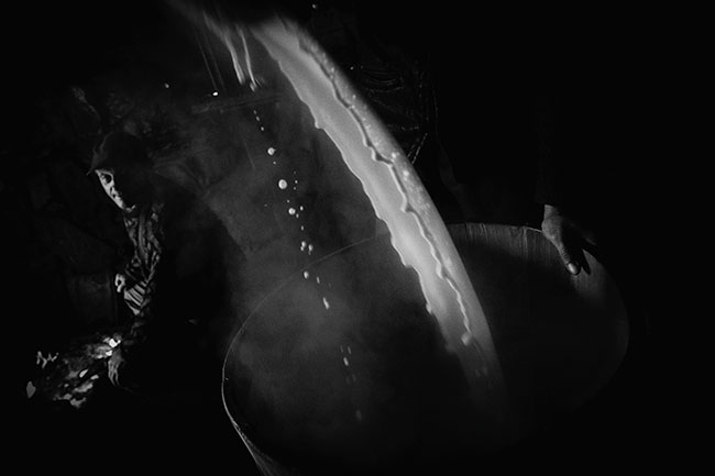 Stada owiec s� coraz mniej liczne. Wyr&oacute;b oryginalnego oscypka okazuje si� mniej op�acalny, zast�puje si� go wyrobami z&nbsp;krowiego mleka. Aby trafi� na&nbsp;prawdziwy, owczy ser, trzeba odnale�� odpowiedni� bac&oacute;wk�. Tak� w�a�nie jest bac&oacute;wka w&nbsp;Jaworkach, ma�ej wsi przy granicy ze&nbsp;S�owacj�.  fot. Krystian Bielatowicz