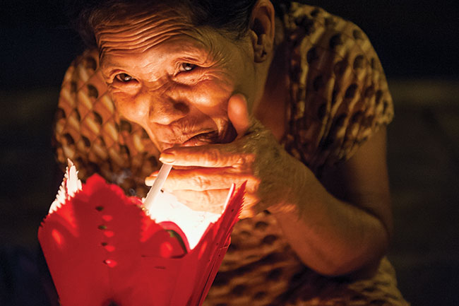 Hoi An, Wietnam. Sprzedawczyni lampionów do tradycyjnej ceremonii oczyszczania ycia ze zych emocji.