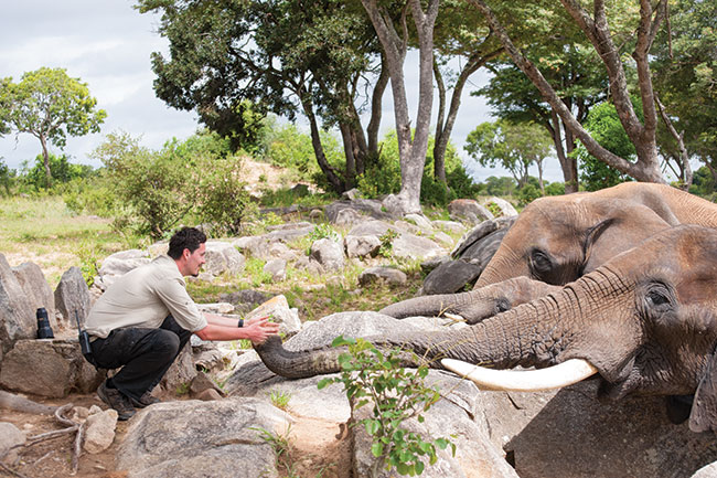 Z dziesi�ciu rad Tomka Michniewicza &ndash; czasem warto od�o�y� aparat. Prze�ycia s� wa�niejsze ni� zdj�cia. 