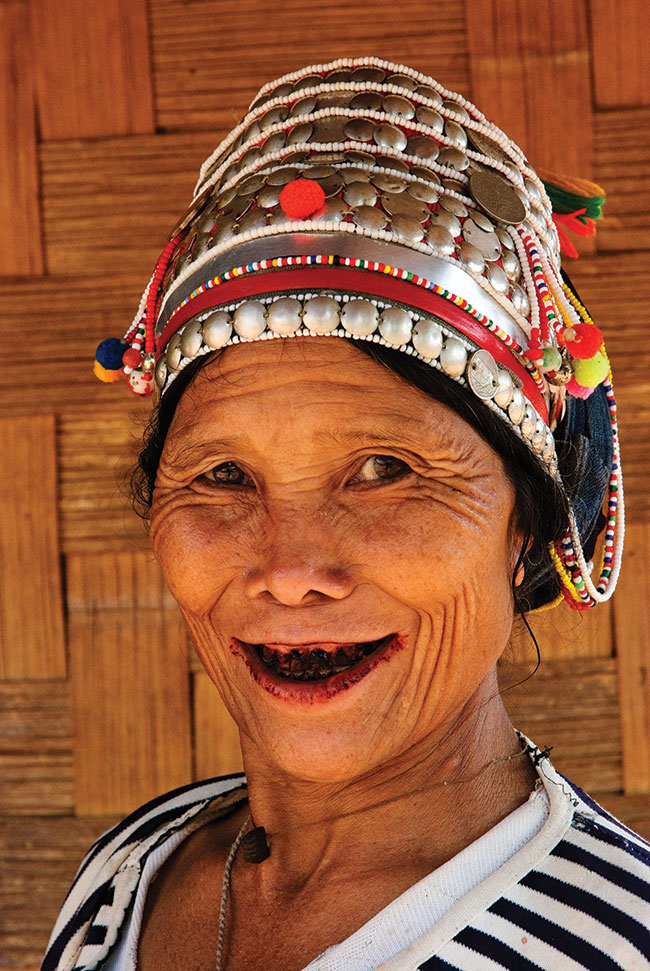 Pónocny Laos. Kobieta z plemienia Akha, zamieszkujcego tamtejsz dungl. Na zdjciu nie wida dinsów i chiskiego podkoszulka.