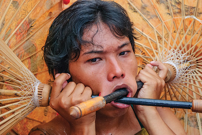 Festiwal Wegetaria�ski na&nbsp;Phuket, Tajlandia. Pi�kna w&nbsp;warstwie symbolicznej tradycja, sp�aszczana przez media do&nbsp;�wi�ta samookaleczenia.