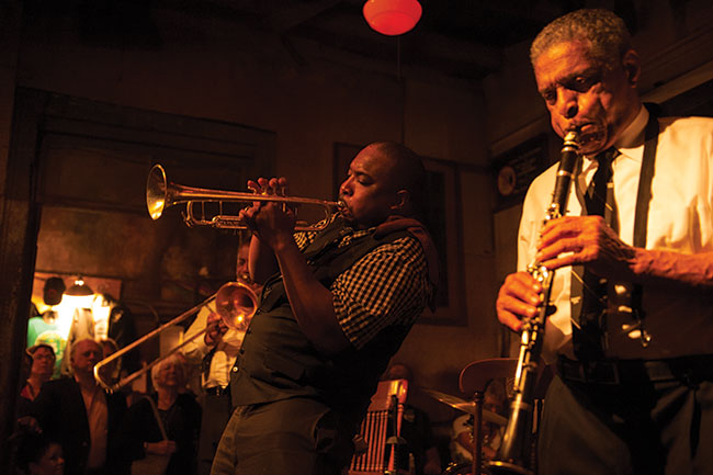 Nowy Orlean, klub Preservation Hall. Jeden z&nbsp;dylemat&oacute;w podr&oacute;�nika.  S�ucha� i&nbsp;prze�ywa�, czy fotografowa�.