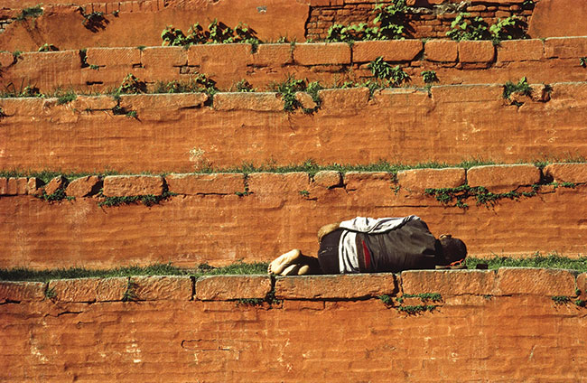 pioch nepalski, ucinajcy sobie drzemk w centrum miasta, w rodku dnia. Kathmandu - Durbar Square, Nepal 1995. Nikon F90, Fujichrome 100.