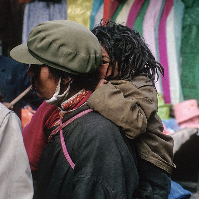 Na targowisku. Tybet, Lhasa’1994. Pentax ME-Super, Fujichrome 100.