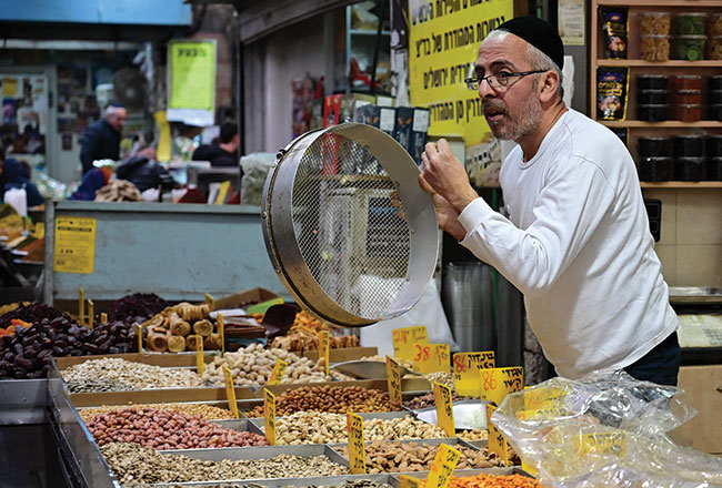 Mahane Yehuda Market – targ w Jerozolimie. Pasja sprzedajcego. Nikon Z 6 + 24–70 mm f/4 S. Par. eksp.: 1/1250 s; ISO 3200; f/4; f=24 mm
